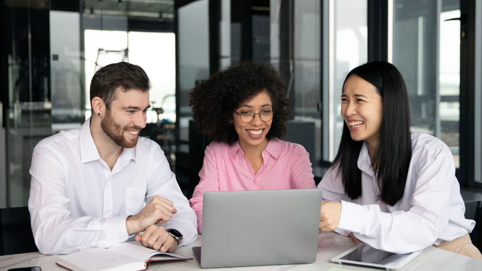 Equipo de Recursos Humanos revisando opciones de software en una reunión