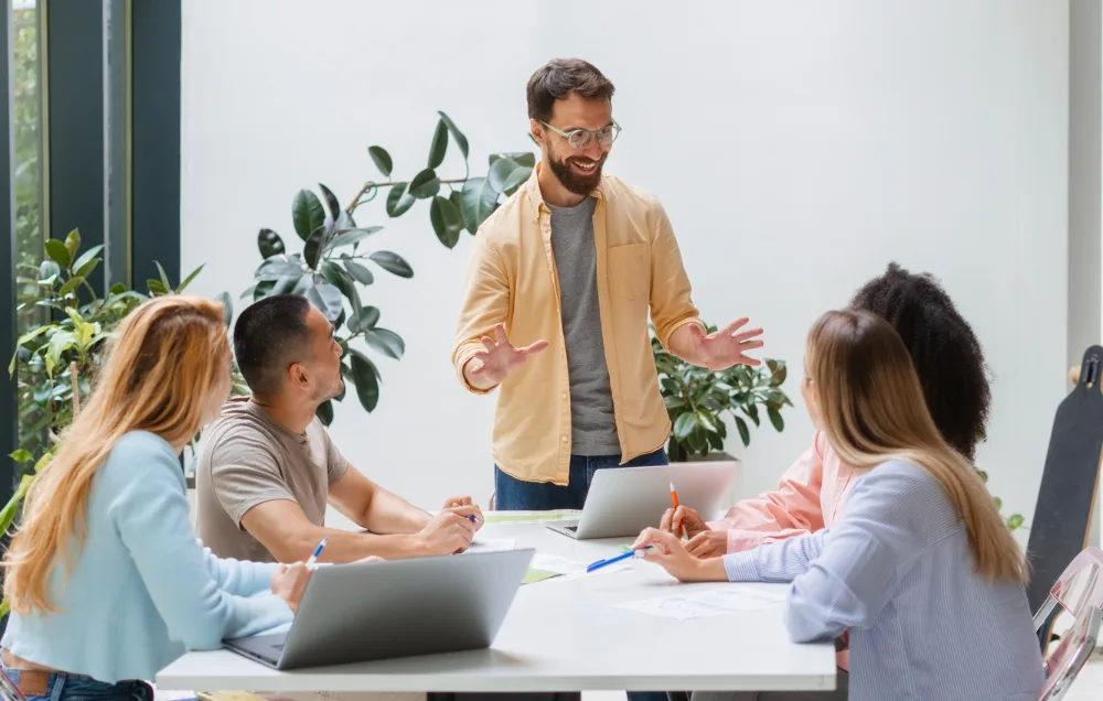 Equipo de trabajo en una reunión colaborativa, la experiencia de RD que dio origen a HOLO humanos